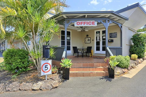 Ned Kelly's Motel - Holiday Sunshine Coast 2