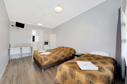 Ned Kelly's Motel - Holiday Sunshine Coast 1
