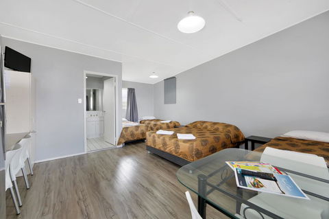 Ned Kelly's Motel - Holiday Sunshine Coast 3
