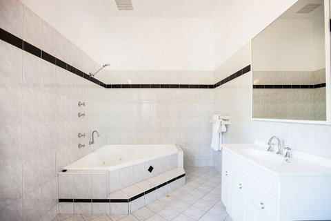 Captain Stirling Hotel - Sunshine Coast Tourism 26