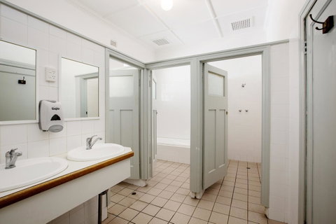 Captain Stirling Hotel - Sunshine Coast Tourism 10