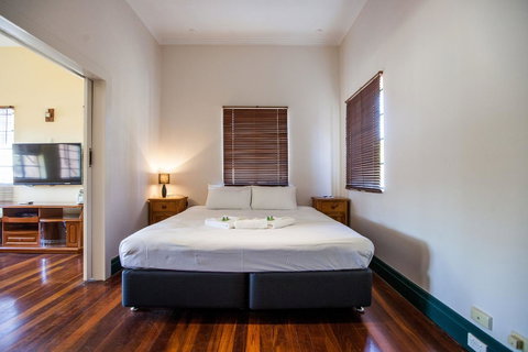 Captain Stirling Hotel - Sunshine Coast Tourism 1