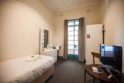 Captain Stirling Hotel - Sunshine Coast Tourism 3