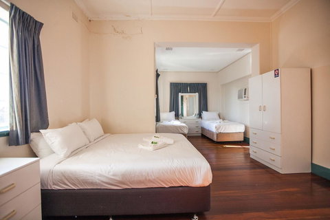 Captain Stirling Hotel - Sunshine Coast Tourism 2