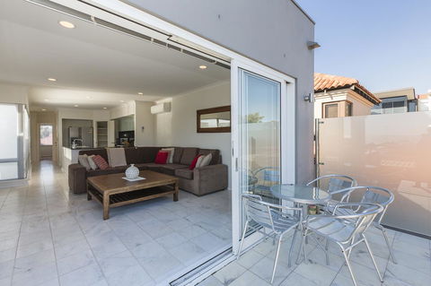 Cottesloe Beach House II - Sunshine Coast Tourism 12