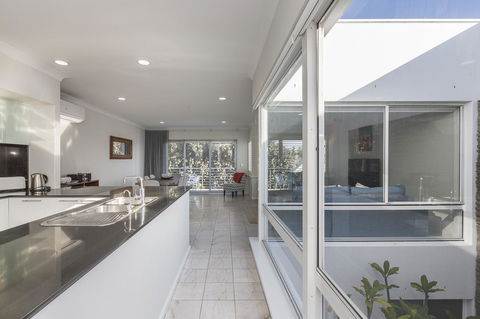 Cottesloe Beach House II - Sunshine Coast Tourism 3