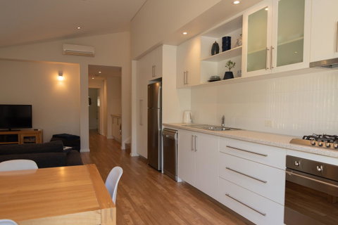 Cape Villas Dunsborough Unit 2 - Sunshine Coast Tourism 3