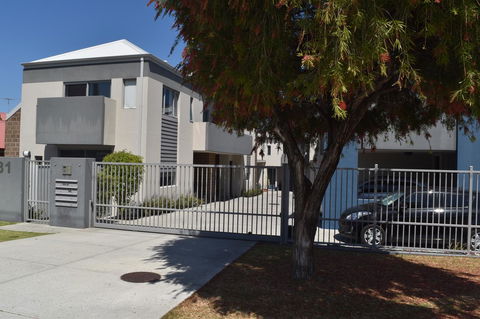 Central Executive Townhouse - Sunshine Coast Tourism 0