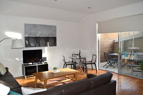 Central Executive Townhouse - Sunshine Coast Tourism 1