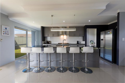 Rainbow Dream House - Holiday Sunshine Coast 5