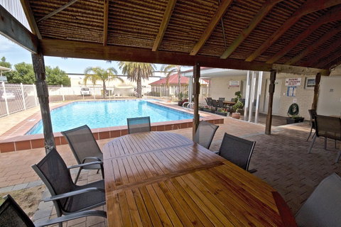 Bunbury Motel And Apartments - Sunshine Coast Tourism 4