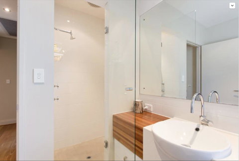 Adele's Luxury South Beach Apartment With King Bed - Holiday Sunshine Coast 16