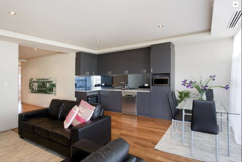 Adele's Luxury South Beach Apartment With King Bed - Holiday Sunshine Coast 10