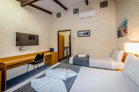 Nightcap At Wintersun Hotel - Holiday Sunshine Coast 7