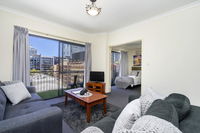 Oversized Eastend sleeps 6 Free PARKINGPOOL WIFI