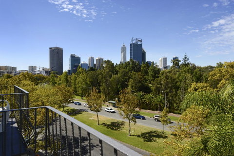 Sullivans Hotel - Holiday Sunshine Coast 3