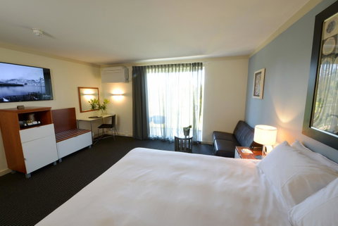 Sullivans Hotel - Holiday Sunshine Coast 1