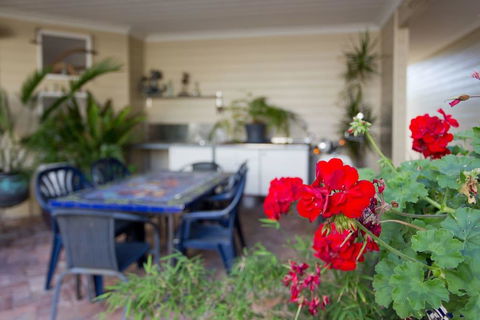 Fremantle Local Beach Studio - Holiday Sunshine Coast 4