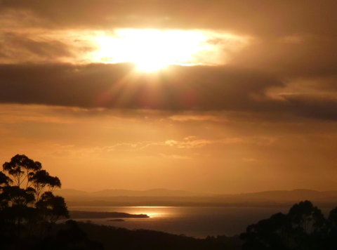 Innisfree Mountain Retreat - Sunshine Coast Tourism 0