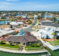LA ANCHOR ON THE CANALS MANDURAH - Sunshine Coast Tourism