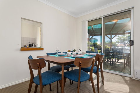 Como South Perth Villa - Sunshine Coast Tourism 0