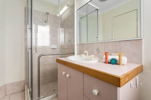 Como South Perth Villa - Sunshine Coast Tourism 5