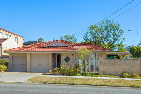 Como South Perth Villa - Sunshine Coast Tourism 21