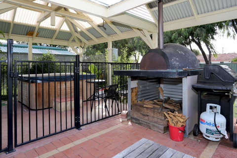 Busselton Guest House - Sunshine Coast Tourism 38