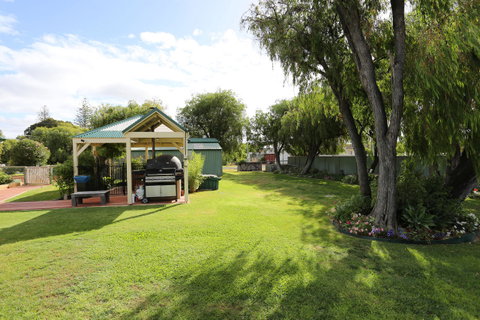 Busselton Guest House - Sunshine Coast Tourism 35