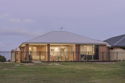 15 Cabot Close - Sunshine Coast Tourism 23