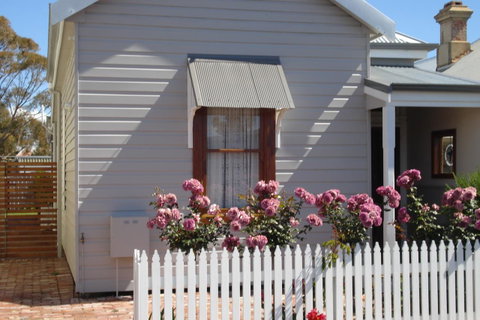 Bluebird Cottage - Sunshine Coast Tourism 0