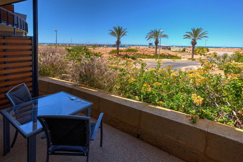 Mantarays Ningaloo Beach Resort - Sunshine Coast Tourism 17