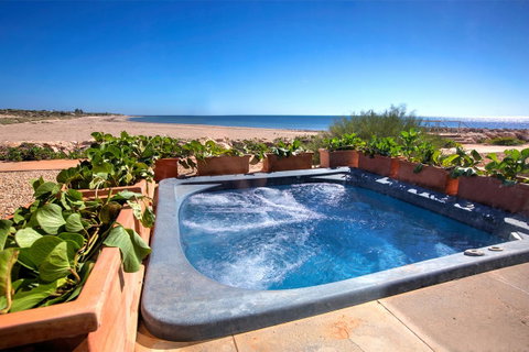 Mantarays Ningaloo Beach Resort - Sunshine Coast Tourism 7
