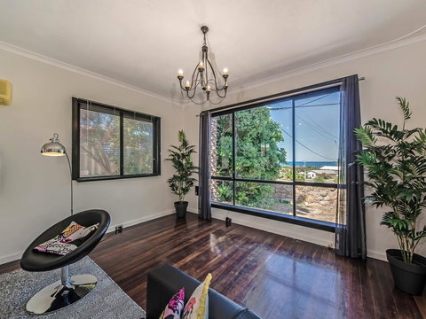 Panoramique Holiday Home With A View - Holiday Sunshine Coast 5