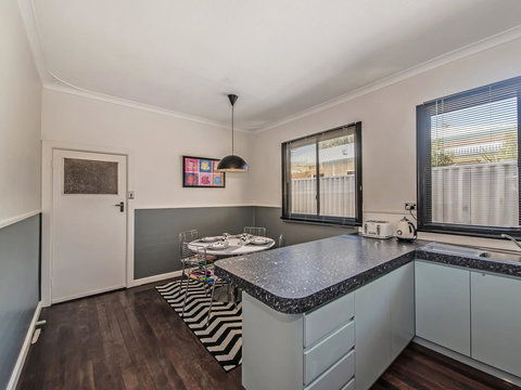 Panoramique Holiday Home With A View - Holiday Sunshine Coast 10