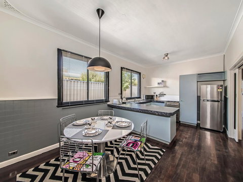 Panoramique Holiday Home With A View - Holiday Sunshine Coast 9