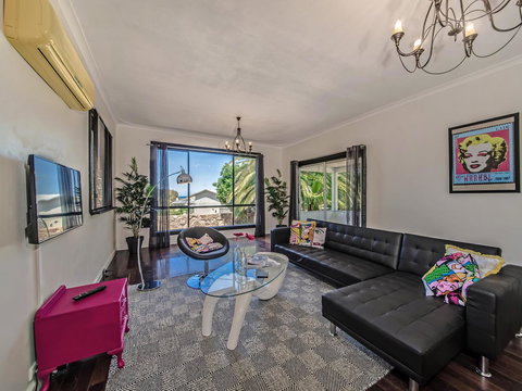 Panoramique Holiday Home With A View - Holiday Sunshine Coast 1