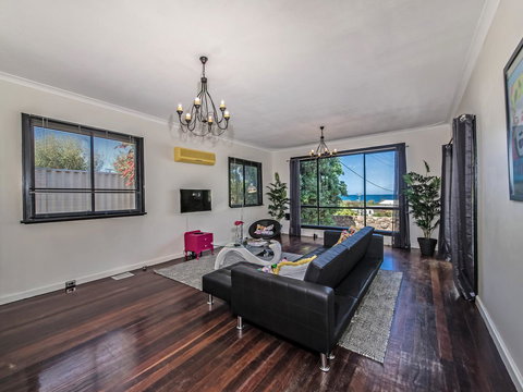 Panoramique Holiday Home With A View - Holiday Sunshine Coast 4