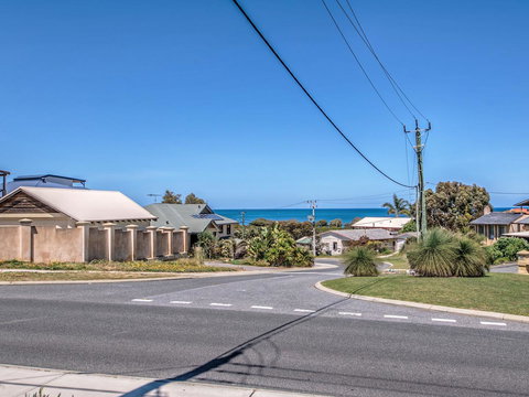 Panoramique Holiday Home With A View - Holiday Sunshine Coast 2