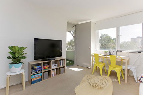 SEA BREEZE â€“ Between Cottesloe Beach & Swan River - Sunshine Coast Tourism 1