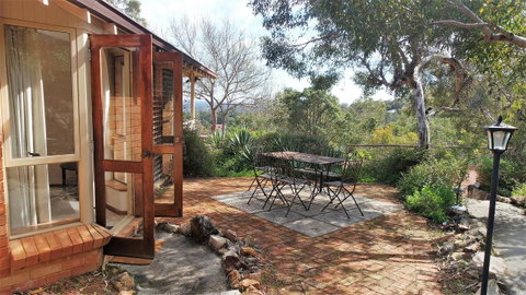 Eleebana Guest House - Sunshine Coast Tourism 1