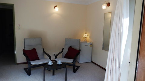 Eleebana Guest House - Sunshine Coast Tourism 3