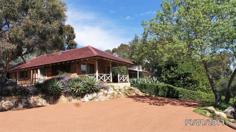Eleebana Guest House - Sunshine Coast Tourism 0