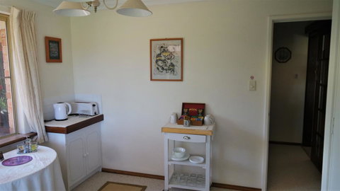 Eleebana Guest House - Sunshine Coast Tourism 29