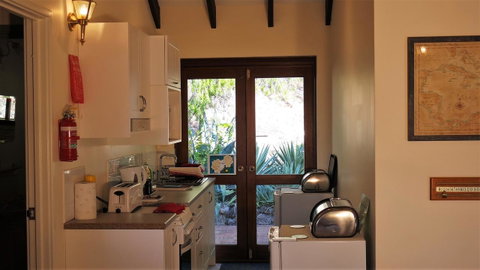 Eleebana Guest House - Sunshine Coast Tourism 21