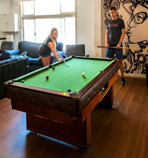 The Hive Hostel - Traveler Friendly, Passport Only - Holiday Sunshine Coast 4