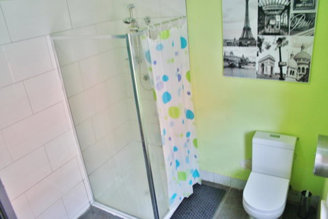 The Hive Hostel - Traveler Friendly, Passport Only - Holiday Sunshine Coast 43