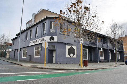 The Hive Hostel - Traveler Friendly, Passport Only - Holiday Sunshine Coast 3