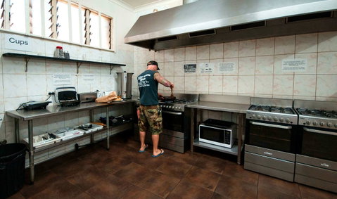 The Hive Hostel - Traveler Friendly, Passport Only - Holiday Sunshine Coast 9