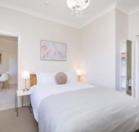 Light bright quality river views Free parking - Holiday Sunshine Coast
